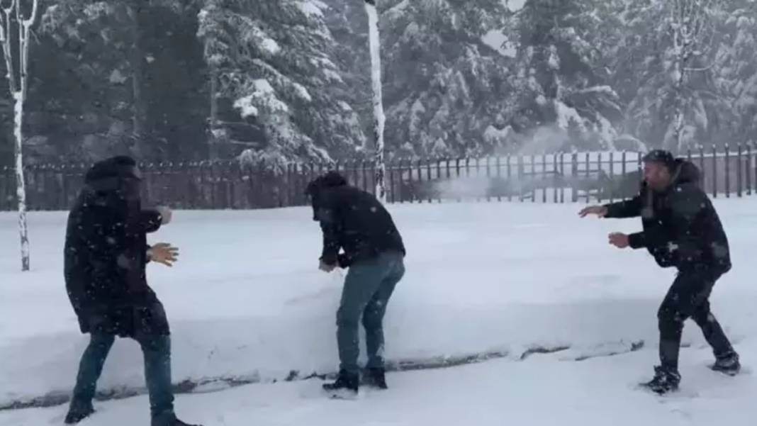 Araçlar yolda kaldı, kar kalınlığı 64 santimetreyi buldu...Uludağ eksi 9'u gördü 1